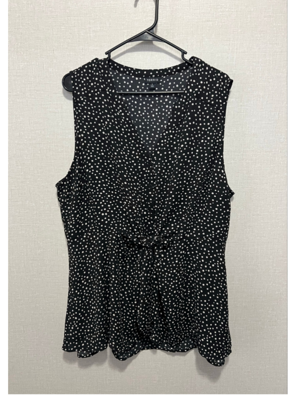 Torrid Black And White Polka Dot Tie Front Stretchy Sleeveless Blouse